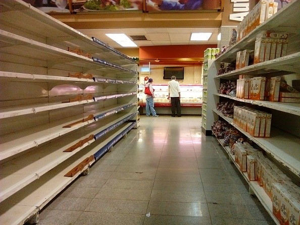 Những ngày này, nhiều người dân Venezuela hầu hết phải mua các thực phẩm thiết yếu từ chợ đen. Mọi thứ đều đắt đỏ hơn và có khi phải đi tận 5, 6 nơi mới tìm thấy những gì cần mua.
