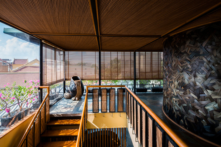 Công ty kiến trúc NH Village Architects thiết kế mở rộng nhà hàng thêm tầng 5 và tầng 6 với công năng là các phòng riêng biệt, trong khi đó giữ nguyên hiện trạng từ tầng 1 đến tầng 4 đã hoạt động được nhiều năm.