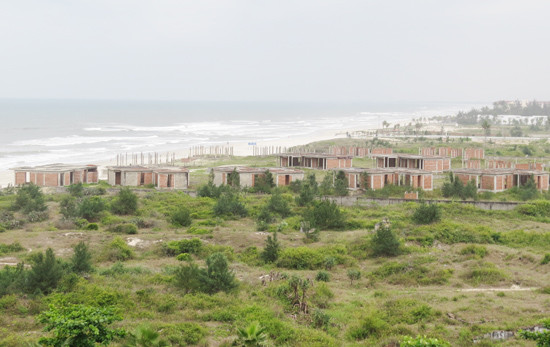 Tuy nhiên tại thời điểm đó, các hạng mục chính của khu resort như khối khách sạn gồm 160 phòng, 6 biệt thự sân vườn, hồ bơi lớn, hệ thống cấp thoát nước tổng thể, trạm điện và chiếu sáng hoàn toàn chưa được thi công.