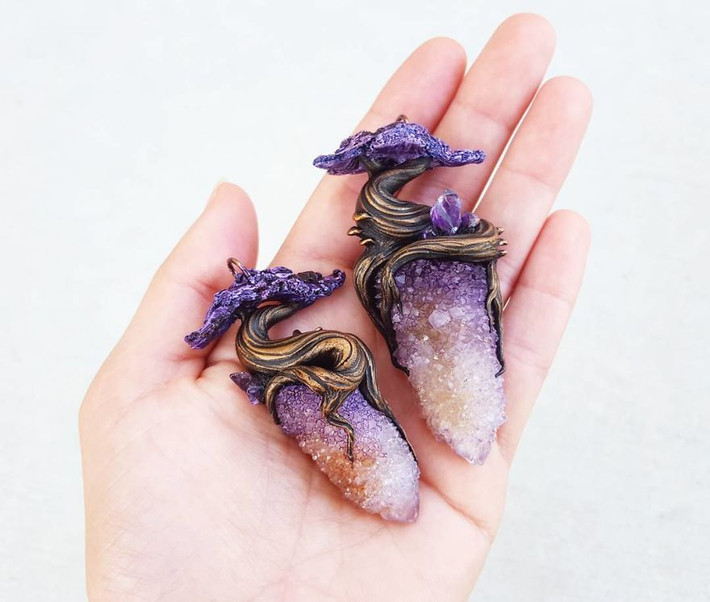 Những cây cổ thụ uốn mình vào mỏm đá.