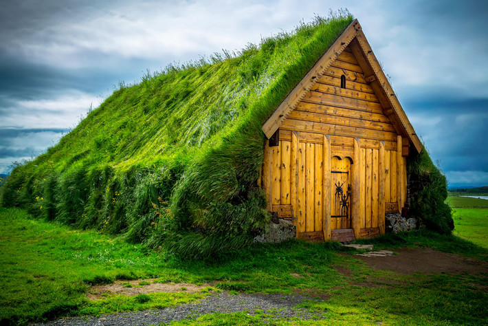 Ở Skalholt, Iceland, có khá nhiều ngôi nhà mái cỏ xinh đẹp thế này.