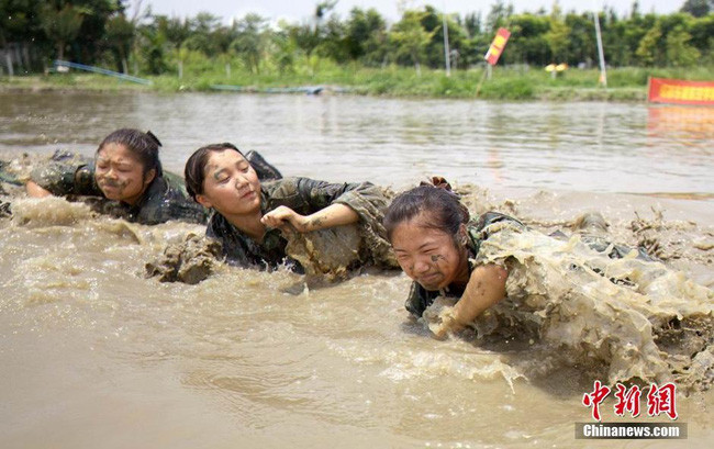 Họ phải vác những khúc gỗ nặng, lội bì bõm trong bùn đất, chống đẩy, nhảy cao, tập võ... trước sự giám sát chặt chẽ của các huấn luyện viên.