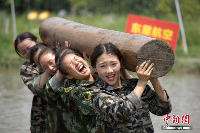 Mục đích của những bài tập khắc nghiệt này là nhằm giúp các nữ tiếp viên hàng không tương lai tăng cường thể lực và nâng cao khả năng đối phó trong những tình huống khẩn cấp.