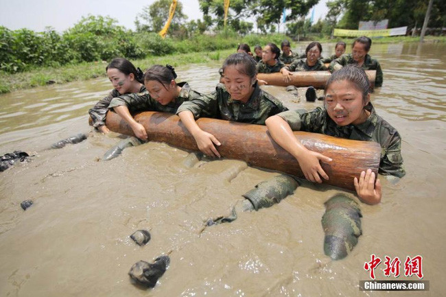 Bài tập nặng nhọc khiến các nữ tiếp viên khá mệt mỏi nhưng họ vẫn cố gắng hoàn thành nhiệm vụ.