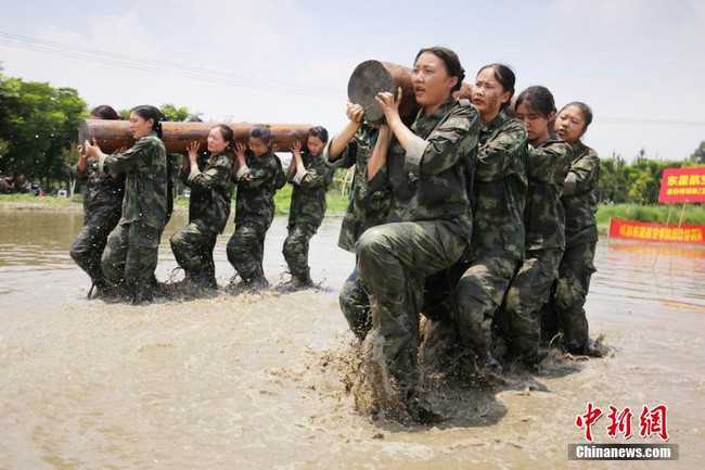 Theo Ban giám hiệu nhà trường, các nữ tiếp viên chính là những người đảm nhiệm nhiệm vụ cảnh vệ trên không thường.