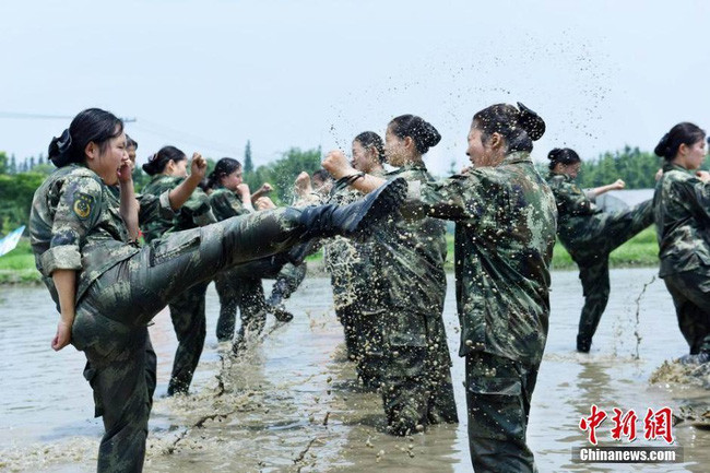 Ngày 14/6, 20 nữ học viên của Học viện Hàng không Đông Tinh ở Thành Đô, Trung Quốc đã tham gia một khóa huấn luyện đặc biệt về "Phòng chống bạo lực".