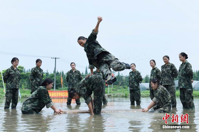 Bất cứ khi nào trên máy bay xuất hiện tình huống phạm pháp hay nguy cấp nào, hoặc mâu thuẫn giữa các khách hàng dẫn đến ẩu đả, những cô gái xinh đẹp này đều phải đứng ra giải quyết.