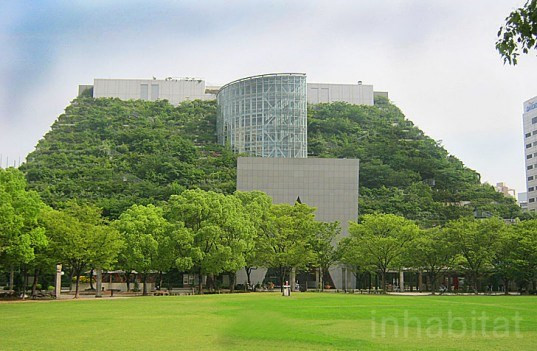 Tòa nhà văn phòng ACROS ở Fukuoka (Nhật) cao 14 tầng, trồng khoảng 50.000 cây xanh với hàng trăm loài khác nhau.