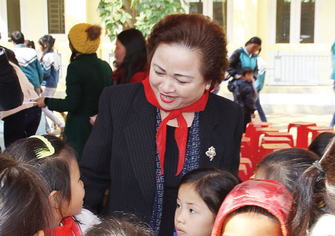 Năm 2000, bà Nga trở thành cổ đông của Ngân hàng thương mại cổ phần Kỹ thương Việt Nam (Techcombank) và hai năm sau được bầu giữ chức vụ phó chủ tịch ngân hàng này. Năm 2005, bà thay thế ông Lê Kiên Thành, trở thành Chủ tịch trong khoảng thời gian trống giữa hai nhiệm kỳ.