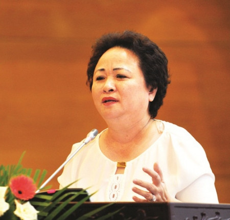 Bà Nguyễn Thị Nga sinh năm 1955 tại Hà Nội, bà đã tốt nghiệp Đại học Kinh tế Kế hoạch (nay là ĐH Kinh tế Quốc dân), sau đó bà đã học kinh tế ở nhiều nước như Pháp, Đức, Nhật, Úc…