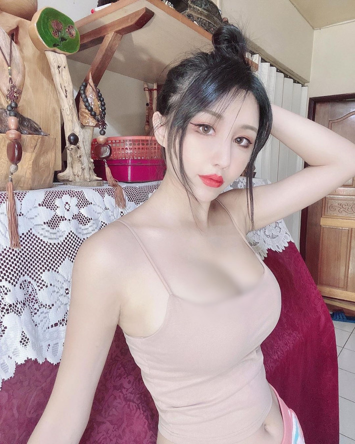 Đa số mọi người đều cho rằng dù không lộ mặt, Hạ Tiểu Duẫn vẫn có thể gây xôn xao nhờ thân hình đẹp chuẩn mực cùng làn da trắng nõn nà của mình.
