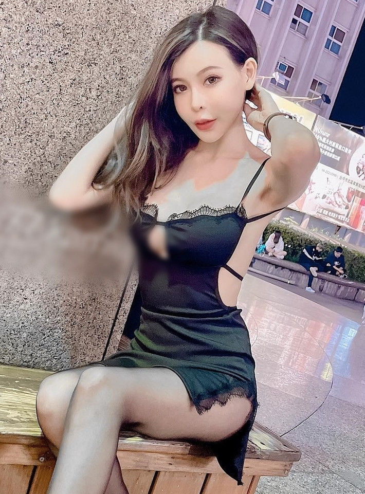 Đa số mọi người đều "đỏ mặt" trước trang phục hở hang, thiếu vải, có phần táo bạo quá đà của cô nàng.
