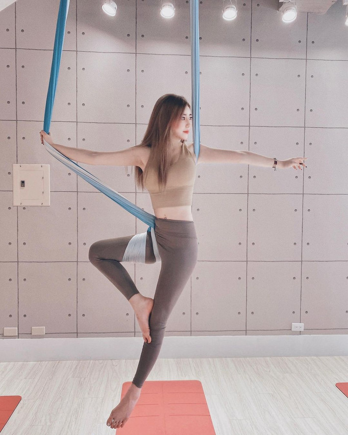 Để giữ dáng, Evelyn rất chăm chỉ luyện tập bộ môn Yoga bay, cô nàng có thể bận nhưng luôn bỏ thời gian để tập luyện.