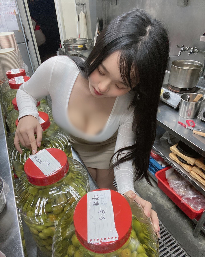 Trước đó, hình ảnh cố tình cúi người khoe đường cong vòng một của Angela khi vào bếp cũng từng hứng chịu chỉ trích tương tự.