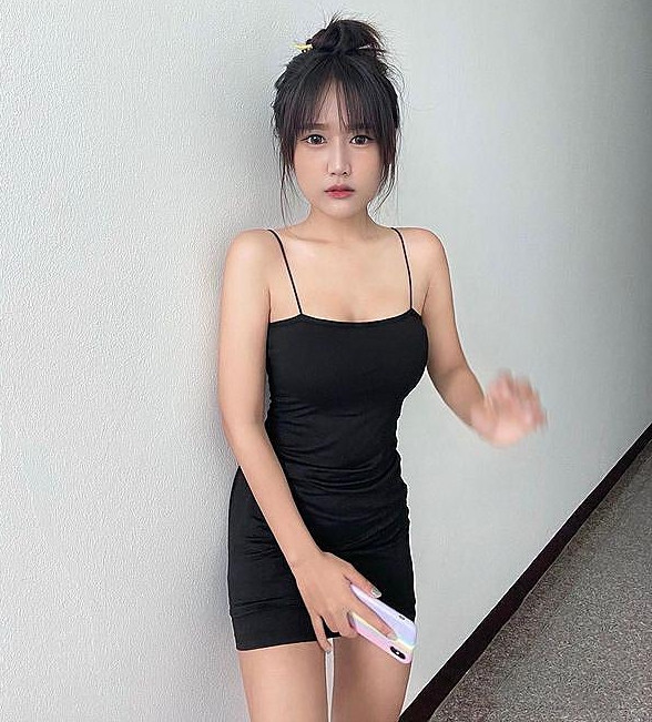 Nhờ nhan sắc hơn người của mình, Kanjana Sumala rất nổi tiếng trong trường, được bình chọn là hot girl giảng đường xinh đẹp nhất.