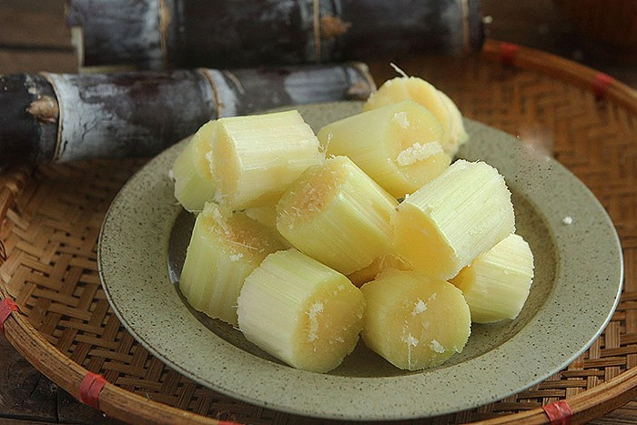 Trong mía cũng chứa vitamin A, B, C, E và các loại vitamin khác, trong đó vitamin A, vitamin C và vitamin B2 là những chất chống oxy hóa tự nhiên giúp chống lão hóa. Vì vậy, ăn mía, uống nước mía còn có tác dụng làm đẹp da, các bạn yêu làm đẹp có thể tin dùng.