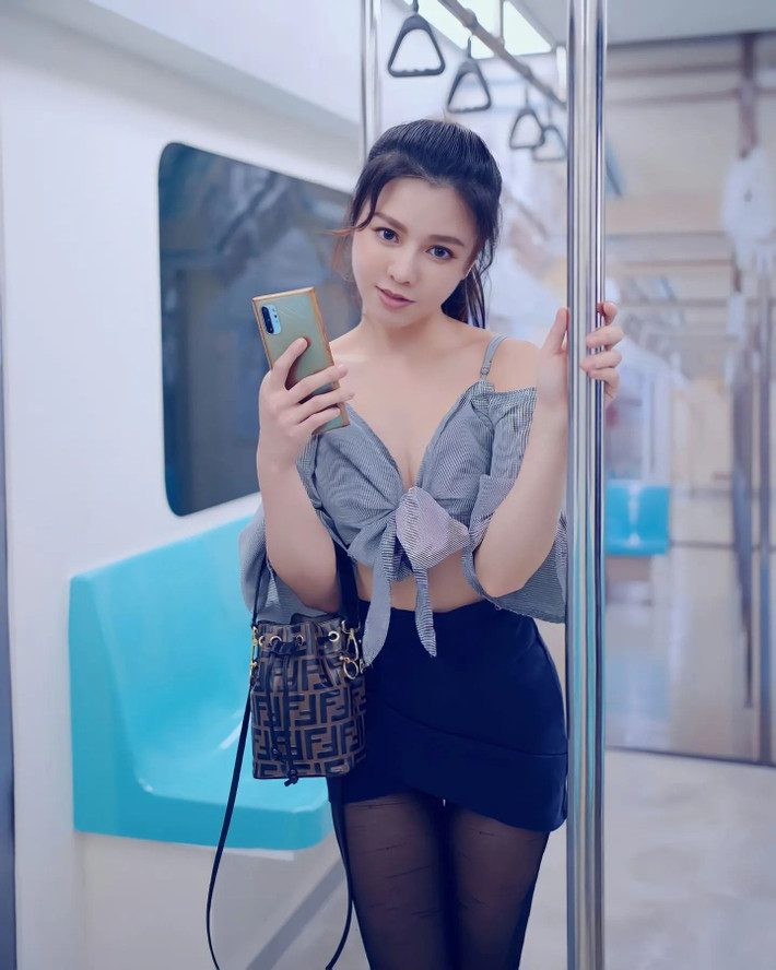 Rất nhanh sau đó, danh tính của cô nàng đã được tìm ra, đó là Kiki Lin, một trong những hot girl, người mẫu nổi tiếng ở Đài Loan.
