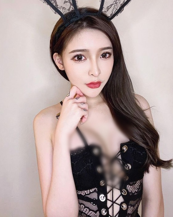 Theo quan điểm của cô nàng, những bộ trang phục như vậy tuy gợi cảm, ngắn, bó sát nhưng vẫn không để lộ những nơi yếu hại, vì vậy cô không đáng phải nhận những lời mạt sát của dân mạng.