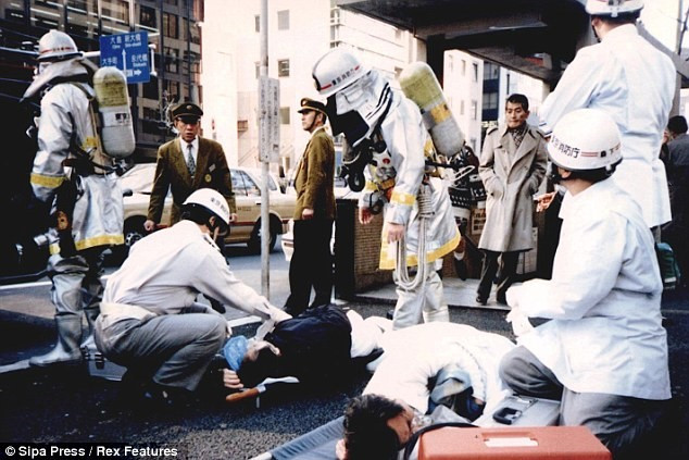 Giáo phái Aum Shinrikyo (Chân lý tối thượng) kết hợp giáo lý của Phật giáo, Thiên Chúa giáo và Hindu. Asahara tin rằng Chiến tranh thế giới 3 sắp xảy ra và ông ta là “đấng cứu thế tối thượng”. Do vậy, giáo chủ Asahara và các thành viên đã thực hiện vụ tấn công ở tàu điện ngầm bằng khí độc thần kinh sarin. Ảnh: Sipa.