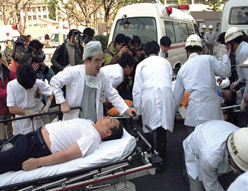 Vụ tấn công bằng sarin trên đã cướp đi sinh mạng của 13 người và hơn 6.000 người khác bị thương. Ảnh: AP.