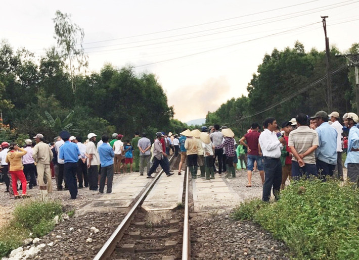 Hàng trăm người dân tập trung đến hiện trường. Theo lãnh đạo Công ty Đường sắt Phú Khánh, địa điểm xảy ra tai nạn là khu vực đường ngang dân sinh giao nhau với đường sắt này có cột đèn báo hiệu cảnh báo tự động, không có gác chắn. Cơ quan Công an Bình Định bước đầu nhận định, nhiều khả năng khi tàu hỏa đến, lái xe Innova thiếu quan sát nên phóng qua đường ngang dân sinh.