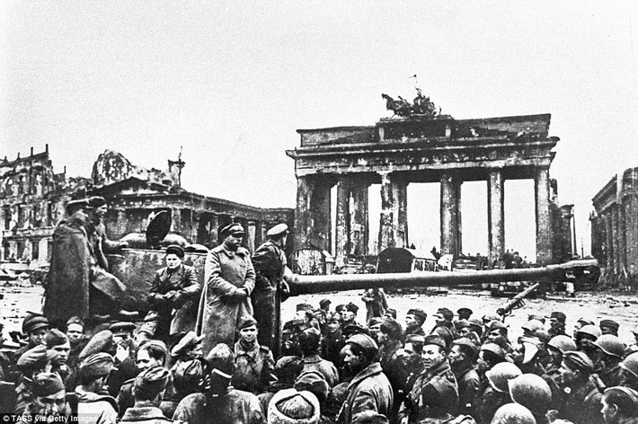 Quân đội Liên Xô tập trung ở cổng Brandenburg - biểu tượng của Berlin.