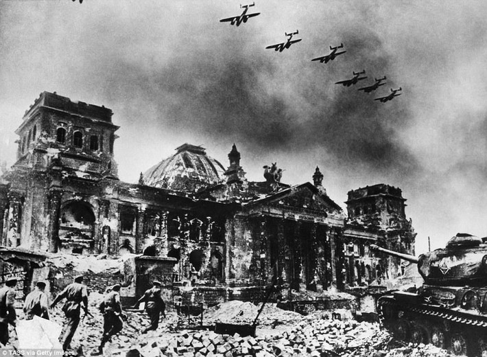 Tòa nhà Quốc hội Đức bị phá hủy nghiêm trọng trong trận chiến ở Berlin giữa Liên Xô và phát xít Đức năm 1945.