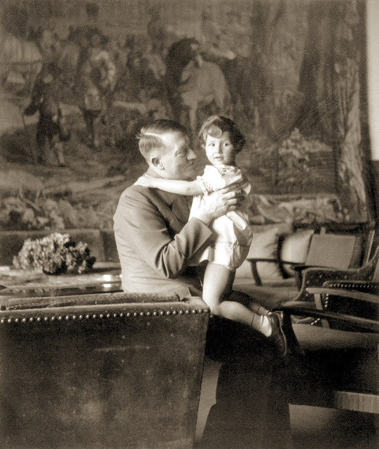 Eva Braun từng tự sát vào cuối năm 1932 nhằm gây sự chú ý của Hitler. Hành động này đã có hiệu quả khi trùm phát xít vô cùng lo lắng và dành nhiều thời gian hơn bên cô.