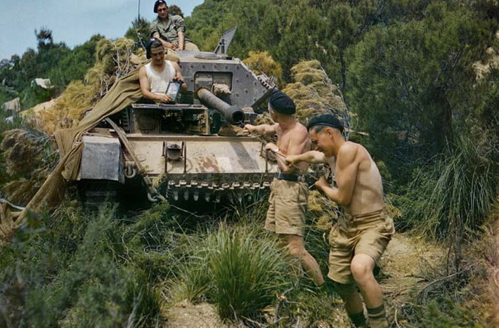 Nhóm binh sĩ cẩn thận lau chùi, kiểm tra xe tăng Crusader tại El Aroussa ở Tunisia tháng 5/1943 trước khi chúng được triển khai làm nhiệm vụ.