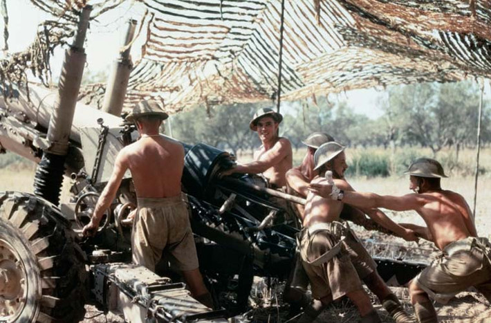 Binh sĩ bên khẩu pháo lớn ở chiến trường Italy năm 1943.