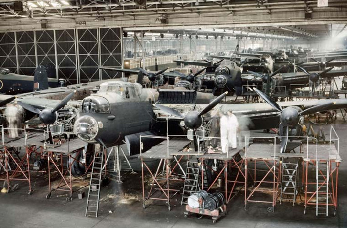 Bên trong một nhà máy chế tạo máy bay ở Woodford, Manchester năm 1943. Trong Chiến tranh thế giới 2, hơn 3.000 máy bay ném bom Lancaster của Anh được sản xuất tại cơ sở này.