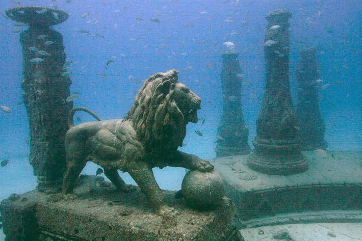 10 người con của thần biển Poseidon đã xây dựng một ngôi đền khổng lồ cho cha ở Atlantic và một bức tượng khắc họa cha ngồi trong một cỗ xe do những con ngựa có cánh kéo. Bức tượng trên được làm bằng vàng.