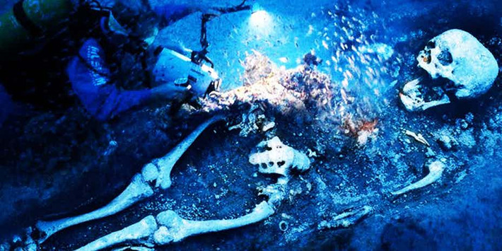 Người dân ở thành phố Atlantis được miêu tả có cuộc sống sung túc, giàu có cũng như sở hữu rất nhiều vàng bạc, châu báu. Thậm chí, họ lấy những viên pha lê ra để chơi như những viên đá bình thường.