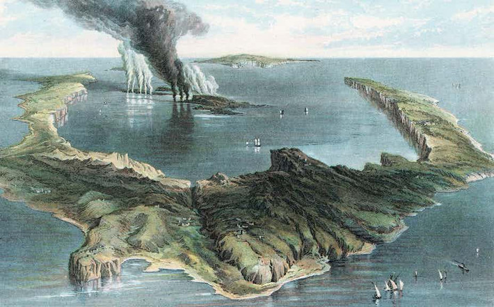Nhà sử học Edgar Cayce đã viết một cuốn sách về những bí ẩn khó giải ở thành phố Atlantis. Trong tác phẩm này, ông Cayce miêu tả Atlantis "giống như mặt trời mọc từ biển". Tác giả cũng viết rằng chỉ có thể vào thành phố này khi đúng thời điểm. Nếu bỏ lỡ thời gian "vàng" thì sẽ không thể vào bên trong thành phố Atlantis.