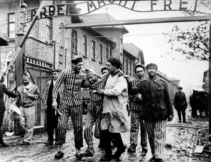 Ở ngay lối vào nhiều trại tập trung của Đức quốc xã có hàng chữ làm bằng sát "Arbeit macht Frei" có nghĩa "Lao động giải phóng con người". Tuy nhiên, thực chất những trại tử thần này là "địa ngục trần gian" đối với tù nhân.