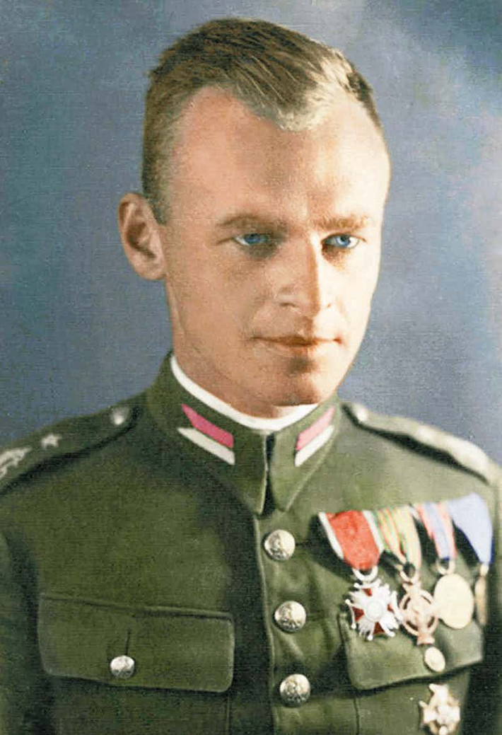 Đại úy Witold Pilecki người Ba Lan đã tình nguyện làm tù nhân trong trại tập trung Auschwitz của phát xít Đức để tìm hiểu những gì diễn ra bên trong trại tử thần khét tiếng. Sau đó, Pilecki đào tẩu thành công khỏi Auschwitz và gia nhập Đội quân Ba Lan rồi viết báo cáo tình báo đầu tiên về trại tập trung mà ông đã thâm nhập. Đến năm 1945, Pilecki đồng ý thu thập thông tin tình báo về Liên Xô cho Chính phủ Ba Lan lưu vong nhưng về sau bị vệ binh Cộng hòa nhân dân Ba Lan bắt. Sau khi bị xét xử, Pilecki bị kết tội làm gián điệp và bị hành quyết ngày 25/5/1948 tại nhà tù Mokotow ở Warsaw.