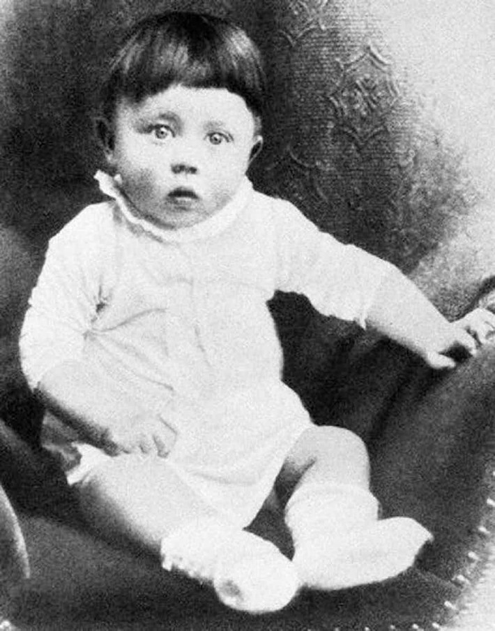 Cha mẹ Hitler có tất cả 6 người con. Tuy nhiên, chỉ có Hitler và người em gái Paula sống đến tuổi trưởng thành. 4 anh chị em của Hitler đã chết từ khi còn nhỏ.