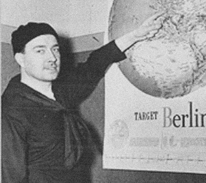 Trùm phát xít Hitler là kẻ ghét bố, yêu mẹ. Hitler luôn có cảm giác sợ hãi người bố nhưng lại tỏ ra ghen tị với sức mạnh nam giới của bố và khao khát trả thù, có cơ hội làm bẽ mặt ông. Mặc dù rất yêu mẹ nhưng Hitler lại không tôn trọng bà.