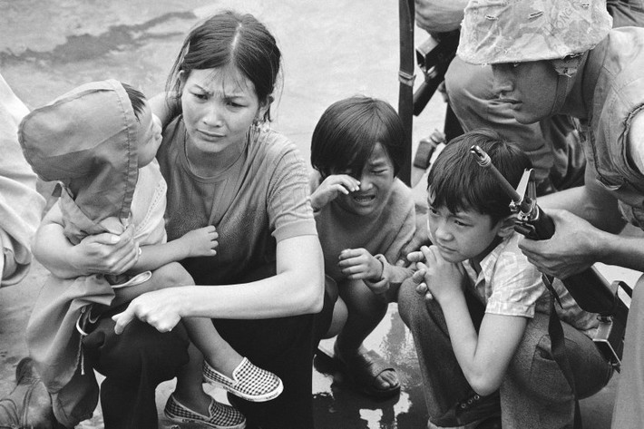 Người mẹ cùng ba con được một nhân viên Mỹ giúp sơ tán, rời Sài Gòn trong những thời khắc cuối cùng trước khi chiến tranh kết thúc. Ảnh: AP.