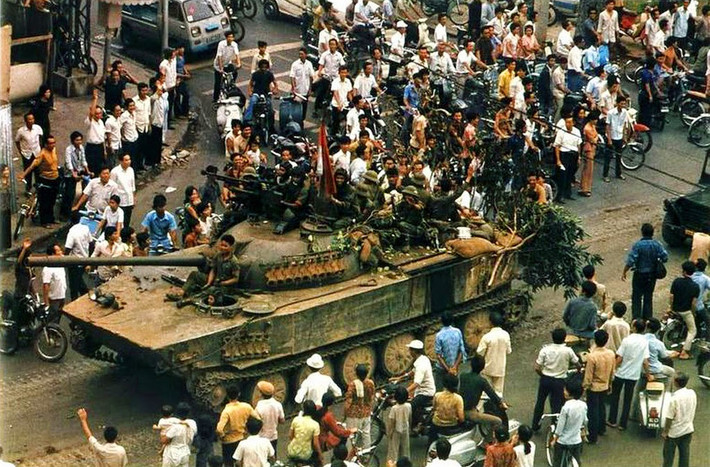 Từng đoàn quân giải phóng tiến về Sài Gòn trong niềm vui chiến thắng 30/4/1975 - ngày đất nước thống nhất, chấm dứt chiến tranh lập lại hòa bình ở Việt Nam.