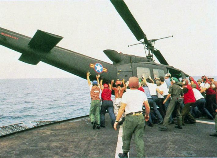 Trực thăng trên tàu sân bay Mỹ những ngày cuối cùng của tháng 4/1975 thực hiện nhiệm vụ sơ tán công dân Mỹ rời khỏi Sài Gòn. Ảnh: U.S. Navy.