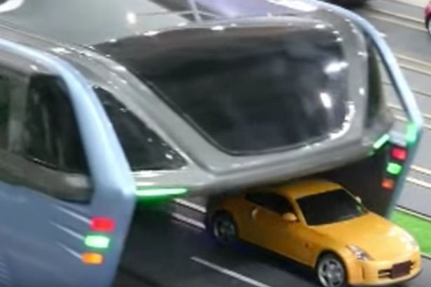 Mẫu xe này có sức chứa 1.200 hành khách cùng lúc và được thiết kế gầm cao đặc biệt cho phép các phương tiện giao thông di chuyển phía dưới, góp phần giúp các phương tiện khác lưu thông dễ dàng hơn trên đường.
