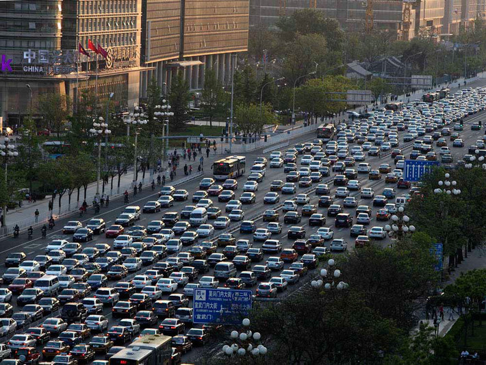 Năm 2012, thành phố Quảng Châu cũng thực hiện giải pháp trên và áp dụng đối với ô tô loại vừa và nhỏ. Theo đó, những người muốn sở hữu ô tô cá nhân sẽ phải bốc thăm để mua xe và đấu giá biển số trong chỉ tiêu 120.000 xe mới/năm. Nhờ giải pháp này mà lượng mua ô tô mới giảm đáng kể.