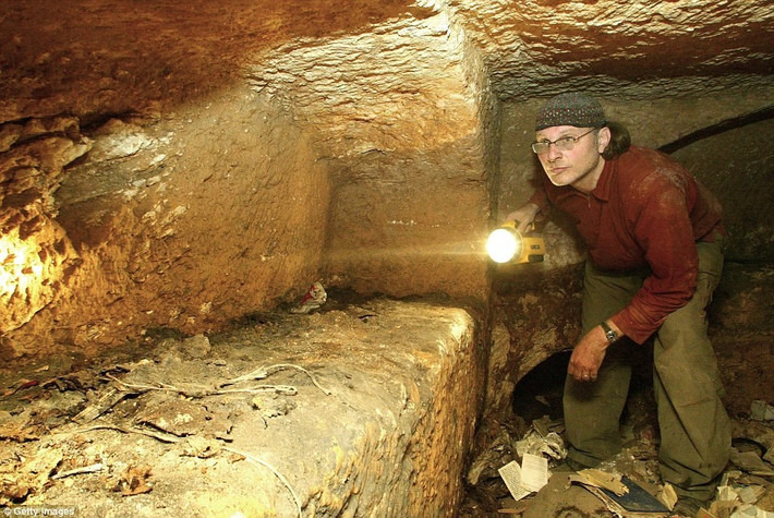 Một giả thuyết khác cho rằng, mộ Chúa Jesus nằm tại Talpoit, Jerusalem.