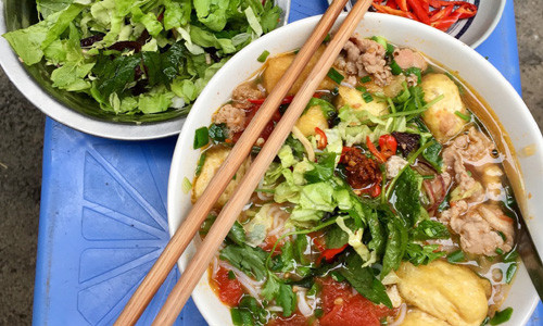 Ngoài phở, Việt Nam còn nổi tiếng thế giới với nhiều món ngon từ bún hấp dẫn thực khách. Cụ thể, CNN mới có bài viết ca ngợi 5 món ăn từ bún ngon nhất ở Việt Nam. Một trong số đó là món bún riêu. Món ăn này có thể được cho thêm thịt bò, thịt lợn, ốc hay cá kết hợp bún. Thực khách cũng có thể sử dụng thêm gia vị như chanh, ớt, hoa chuối, lá bạc hà... để thưởng thức món ăn hấp dẫn này.