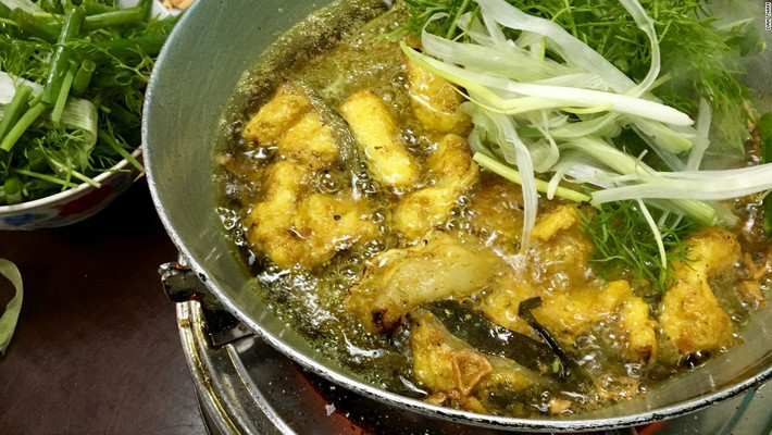 Chả Cá Lã Vọng nổi tiếng đến đến mức nó được sử dụng để đặt tên cho một đường phố ở Hà Nội. Chả cá được các đầu bếp phục vụ trong một chiếc nồi nhỏ đặt trên bếp gas du lịch và được ăn kèm với lạc và bún. Khi cá được rán trên bếp, thực khách có thể cho thêm hành, gừng, thì là, rau húng.