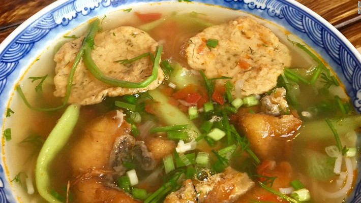 Bún cá Hải Phòng là món ăn nổi tiếng ở Hải Phòng. Trên đường tới tham quan Vịnh Hạ Long, du khách sẽ di chuyển qua Hải Phòng - một trong những cảng biển quang trọng nhất Việt Nam. Đây cũng là địa điểm lý tưởng để thưởng thức các món hải sản. Bún cá Hải Phòng được đánh giá tinh tế hơn những món ăn nổi tiếng khác ở Việt Nam. Món ăn này thường được chế biến từ cá thu, cua hay cá trê. Cá được rán vàng và ăn kèm cùng thì là, bún, cà chua, hành lá và tía tô.