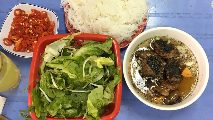 Bún chả là một món ăn nổi tiếng ở Việt Nam. Món ăn này gồm thành phần chính là thịt bà chỉ tẩm mắm, chanh và đường rồi nướng trên than hoa. Chúng được ăn kèm cùng với bún, trái cây và rau gia vị như cà rốt, rau xà lách hay đu đủ xanh.
