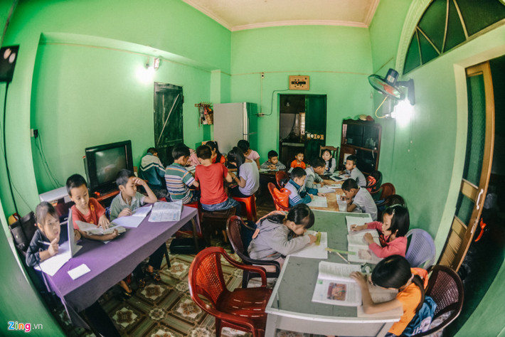 Hiện nay, cô giáo trẻ kèm cặp cho khoảng 30 học sinh hoàn toàn miễn phí.