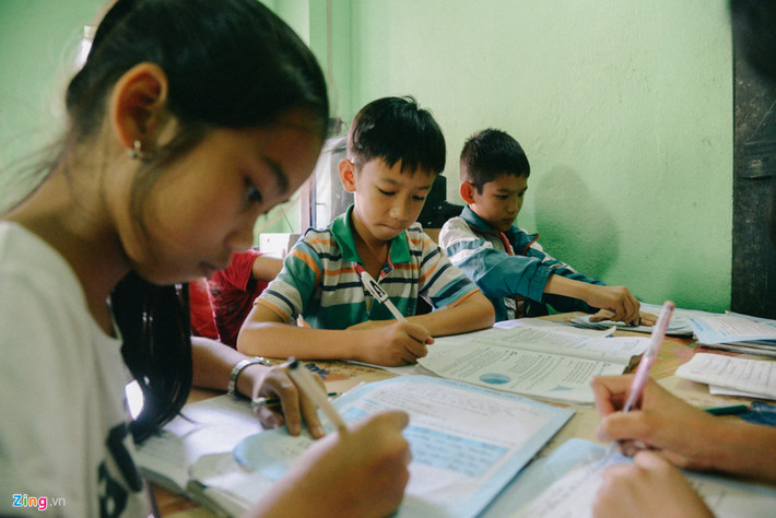 Thấm thía những khó khăn để có được con chữ, Tâm ước mơ trở thành cô giáo để giúp đỡ cô, cậu bé không may như mình có thể đến trường.